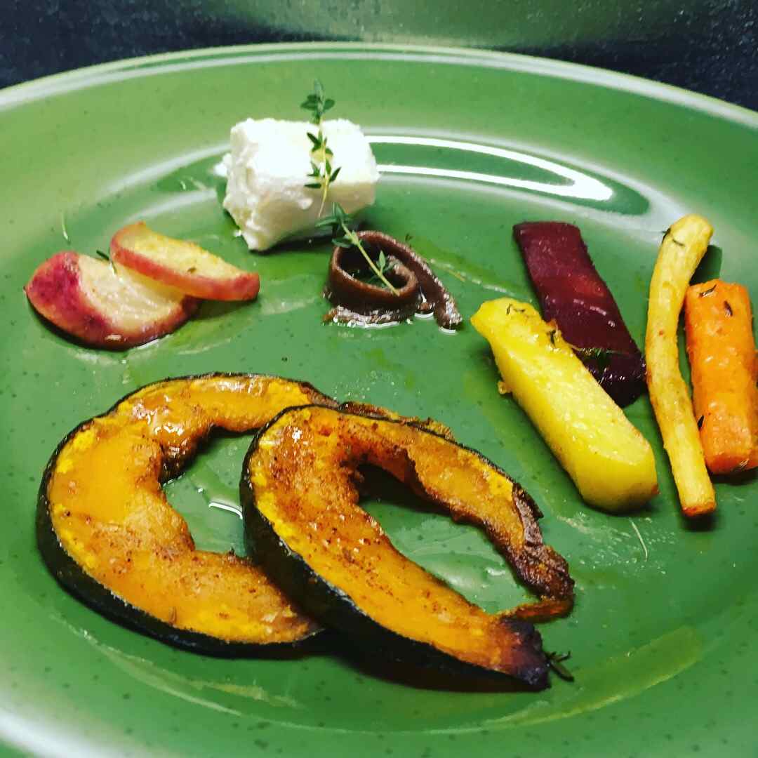 Tuberi, radici e zucca al forno con acciuga e formaggio di capra
